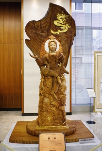 「樹神像」全体